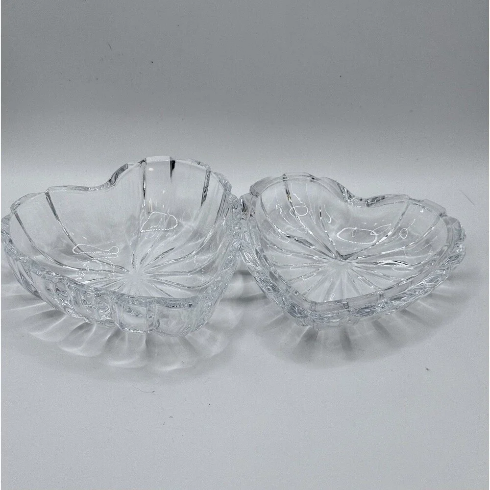 Vintage Clear Glass Heart Shaped Trinket Box Covered Candy Dish Jewelry Box 4.5”